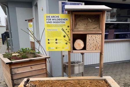 Hochbeete mit Insektenhotels für Wildbienen