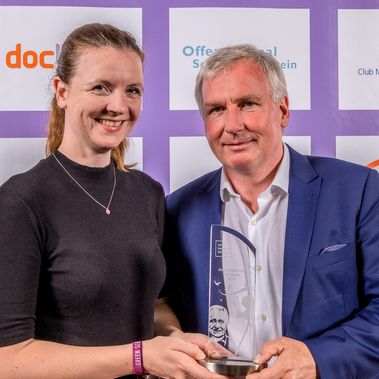 Michael Beier, Jurymitglied und Vorstandsvorsitzender der Heinz Sielmann Stiftung, überreicht ZDF-Redakteurin Verena Glanos den Heinz Sielmann Filmpreis 2019. © Michael Eßig