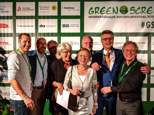 Die glücklichen Preisträger des Heinz Sielmann Filmpreises bei der Auszeichung mit dem Stiftungsratsvorsitzenden Dr. Fritz Brickwedde und Vorstand der Heinz Sielmann Stiftung, Michael Beier. Foto: GREEN SCREEN Festival e.V. 