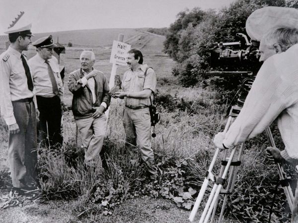 Heinz Sielmann im Gespräch mit Grenzbeamten an der innerdeutschen Grenze während der Dreharbeiten für den Dokumentarfilm "Tiere im Schatten der Grenzen" im Sommer 1988.