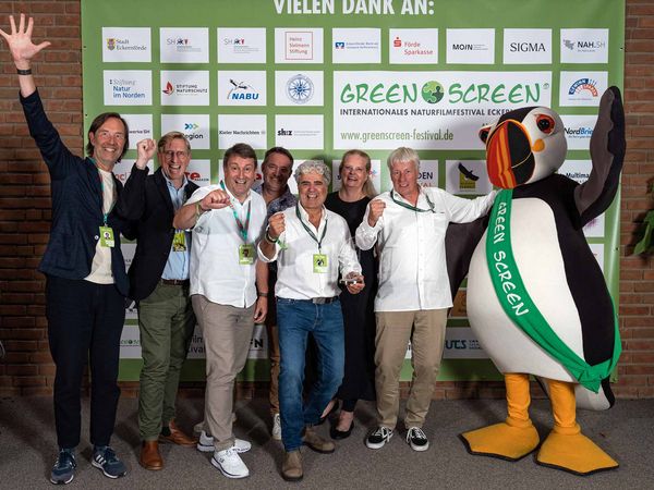 Carolin Ruh (3.v.r.) freut sich mit den Gewinnern des Heinz Sielmann Filmpreises auf dem diesjährigen Green Screen Festival.