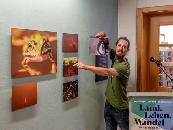Naturfotograf Sebastian Frölich gab bei der Austellungseröffnung exklusive Einblicke in seine Arbeit.