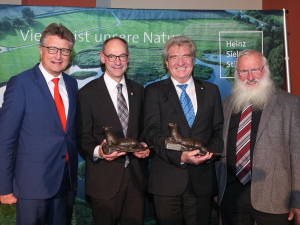 v.l. : Stiftungsratvorsitzender Dr. Fritz Brickwedde, die Preisträger Lothar Wölfle und Frank Hämmerle sowie ihr Laudator, Prof. Dr. Peter Berthold. Foto: Heinz Sielmann Stiftung / T. Marotzke