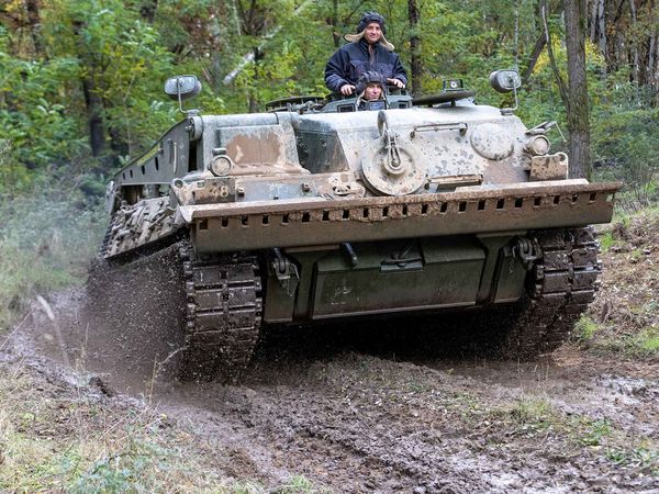 Ein Zivilpanzer fährt zum Schutz von Urzeitkrebsen durch Sielmanns Naturlandschaft Döberitzer Heide.