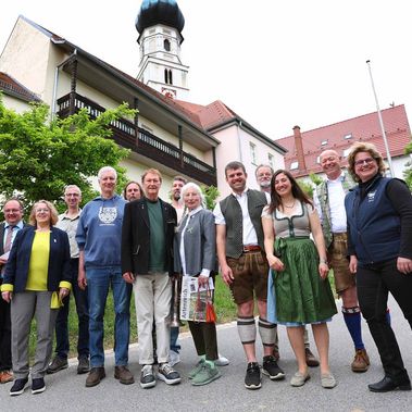 Gruppenfoto zur Projekteröffnung in Haindling am 06.05.2024