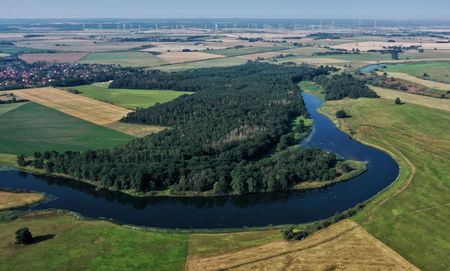 Flusslandschaft aus Vogelperspektive 