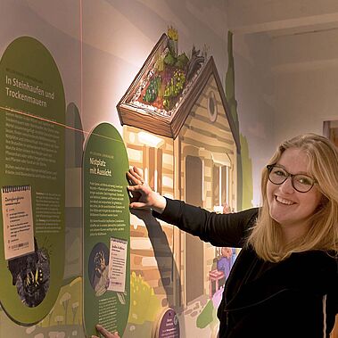 Umweltbildnerin und Imkerin Dorothea Witte von der Heinz Sielmann Stiftung stellt die neue Ausstellung vor.