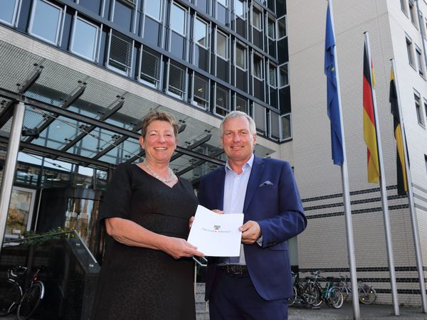 Umweltministerin Prof. Claudia Dalbert überreicht Michael Beier den Fördermittelbescheid über 75.000 Euro zum Schutz der Elbe. Foto: Frank Drechsler