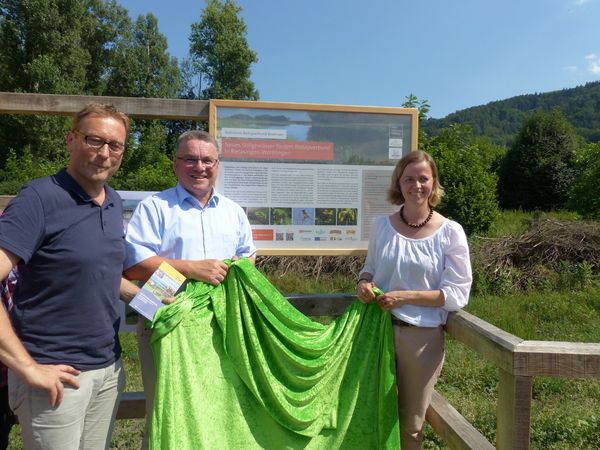 Gemeinsam mit Klaus-Dieter Schnell, Geschäftsführer der Internationalen Bodensee-Konferenz (IBK) und Ralf Baumert, Bürgermeister Rielasingen-Worblingen, enthüllte Projektleiterin Sindy Bublitz (v.l.n.r.) die Infotafel an der neuen Besucherplattform bei Rielasingen-Worblingen. Foto: Heinz Sielmann Stiftung