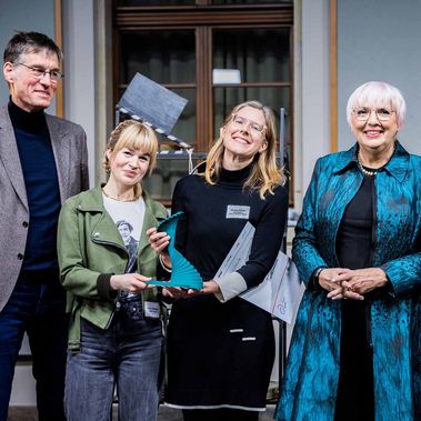 V.l.n.r.: Jochen Paleit, Vorstandsvorsitzender der Heinz Sielmann Stiftung, Laura Fischer und Ursula Pfriem von der good friends Filmproduktion GmbH, Kulturstaatsministerin Claudia Roth und Umweltstaatssekretärin Dr. Christiane Rohleder bei der «EISVOGEL - Preis für nachhaltige Filmproduktion»-Preisverleihung 2025.