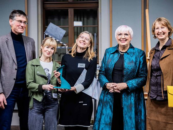V.l.n.r.: Jochen Paleit, Vorstandsvorsitzender der Heinz Sielmann Stiftung, Laura Fischer und Ursula Pfriem von der good friends Filmproduktion GmbH, Kulturstaatsministerin Claudia Roth und Umweltstaatssekretärin Dr. Christiane Rohleder bei der «EISVOGEL - Preis für nachhaltige Filmproduktion»-Preisverleihung 2025.
