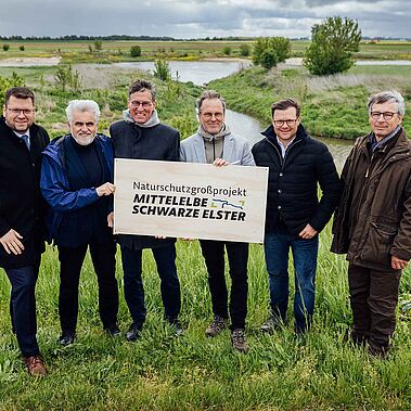 Gruppenfoto zum feierlichen Auftakt für das Naturschutzgroßprojekt Mittelelbe-Schwarze Elster an der Alten Elbe bei Bösewig.